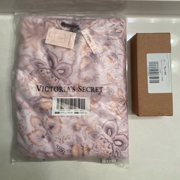 Victoria's Secret packable towel and Coconut Sol Shimmer lotion - Picture 3 of 10